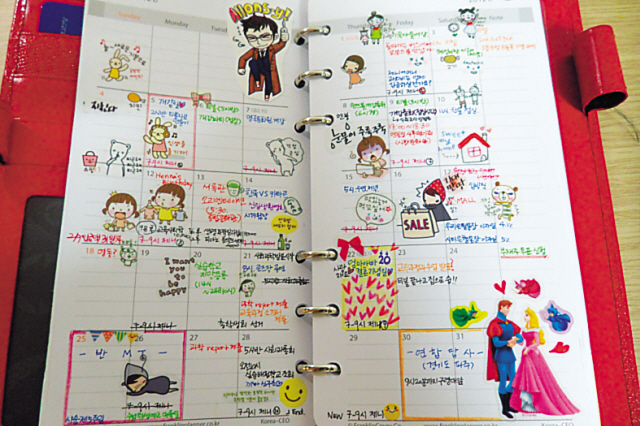 21-year-old college student Chae Su-ji’s diary, decorated with stickers and colorful notes. (Lee Hee-jung/The Korea Herald)