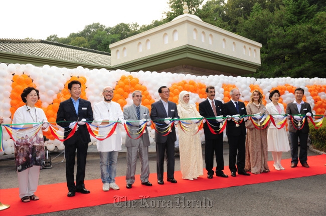 Algerian Ambassador Hocine Saharaoui (fourth from left), Tunisian Ambassador Ammar Amari (fifth from right) and Moroccan Ambassador Mohammed Chraibi (fourth from right) cut the ribbon for the Maghreb exhibit at the KOICA Global Village in Seongnam, Gyeonggi Province on Wednesday. (KOICA)