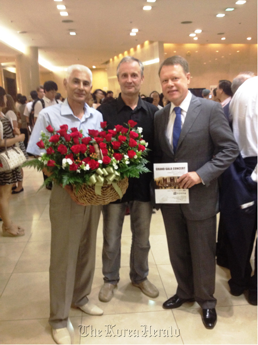 Ukrainian Ambassador Vasyl Marmazov (right), Khmelnytsky Academic Regional Symphony Orchestra Director Victor Pasieka (left) and conductor Serhii Leonoy pose after a gala concert celebrating the 20th anniversary of diplomatic ties with Korea, in Seoul on Wednesday (Ukrainian Embassy)