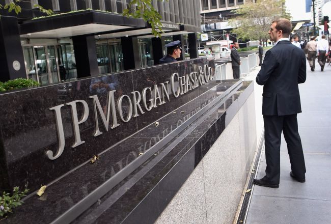 A policeman stands outside JPMorgan Chase bank on Park Avenue in midtown Manhattan in New York City on Friday. (AFP-Yonhap News)