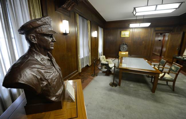 This picture taken on July 3 shows the office room used from September 1945 until April 1951 by U.S. General Douglas MacArthur, supreme commander for the Allied forces in Japan, at the headquarters of the Dai-Ichi Life Insurance Co. in Tokyo. (AFP-Yonhap News)