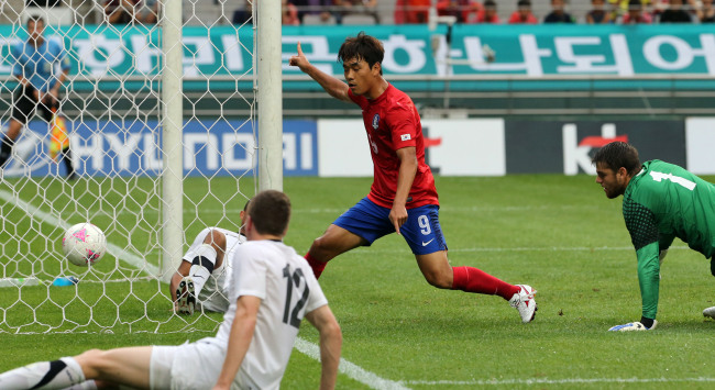 South Korean forward Park Chu-young (in red jersey)scores the first goal of the match during a warm-up match against New Zealand in Seoul. (Yonhap News)