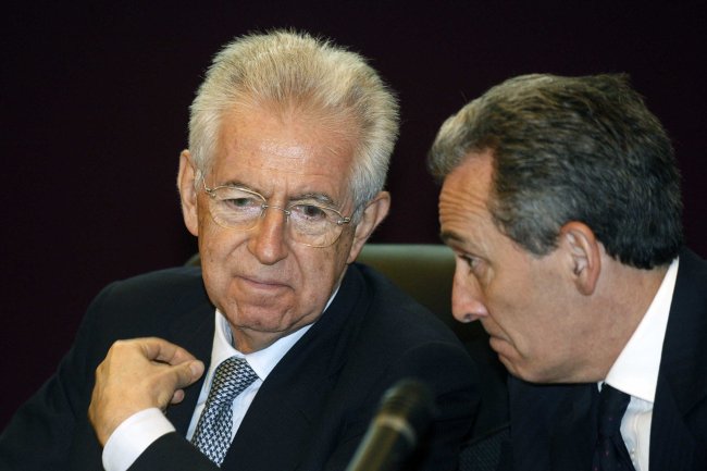 Italian Premier Mario Monti (left) talks with new Finance Minister Vittorio Grilli at a meeting in Rome. ( AP-Yonhap News)