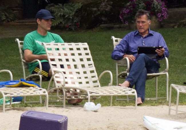 Republican presidential candidate, former Massachusetts Gov. Mitt Romney (right), talks with his son Josh by Lake Winnipesaukee at his home in Wolfeboro, New Hampshire, Saturday. (AP-Yonhap News)