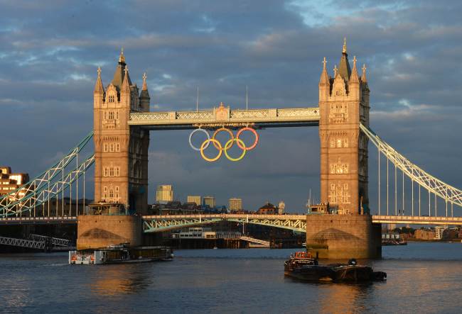 A general view of the Tower Bridge decorated with the Olympic ring symbol, in central London, on July 15, 2012, as Britain prepares for the beginning of the Olympic Games. The London 2012 Olympic Games will begin on July 27, 2012. (AFP-Yonhap News)