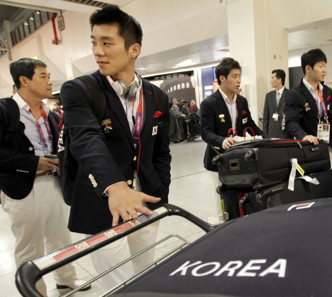 Members of the Korean men’s gymnastics team arrive at Heathrow Airport. (AP-Yonhap News)