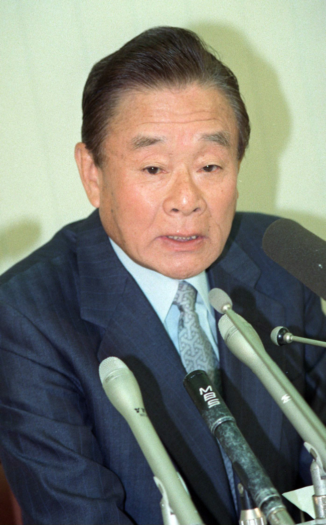 Masaharu Matsushita speaks at a press conference in Osaka, western Japan, in November 1989. (AP-Yonhap News)