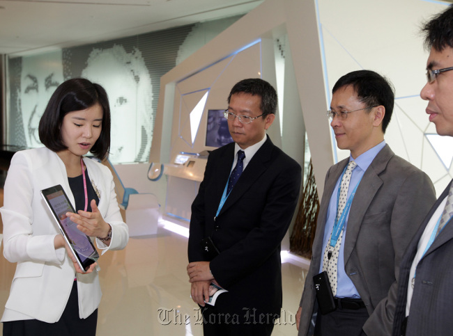 Executives from Taiwan Mobile visit SK Telecom headquarters in Seoul to learn about the Korean mobile carrier’s LTE. (SK Telecom)