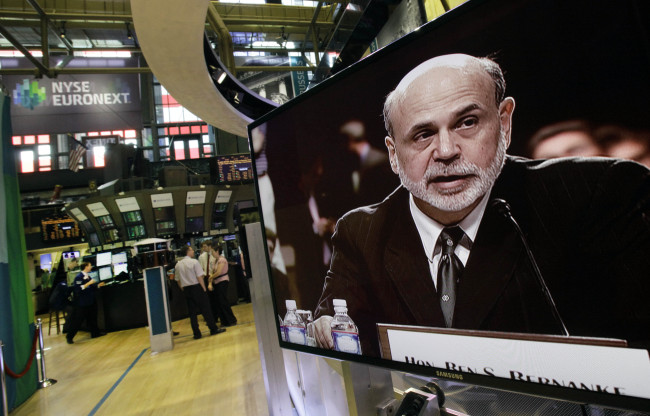 Federal Reserve Chairman Ben Bernanke’s testimony before Congress is shown on a television screen on the trading floor of the New York Stock Exchange on Tuesday. (AP-Yonhap News)