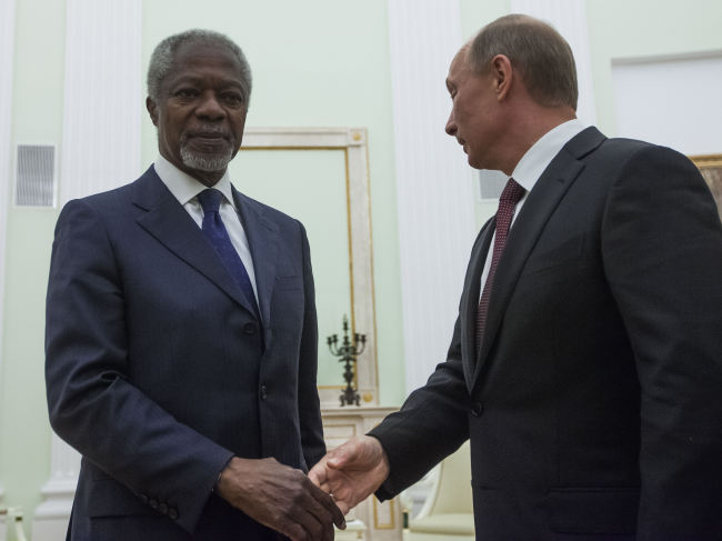 Russian President Vladimir Putin (right) shakes hands with United Nations special envoy Kofi Annan in Moscow on Tuesday. (AP-Yonhap News)