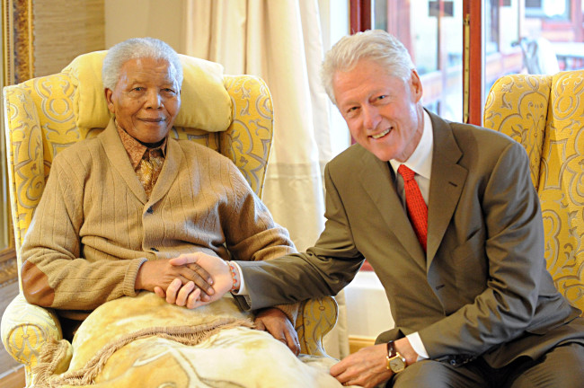 Former U.S. President, Bill Clinton (right) meets with former South African President Nelson Mandela at his home in Qunu, South Africa, Tuesday on the eve of Mandela’s 94th birthday. (AP-Yonhap News)