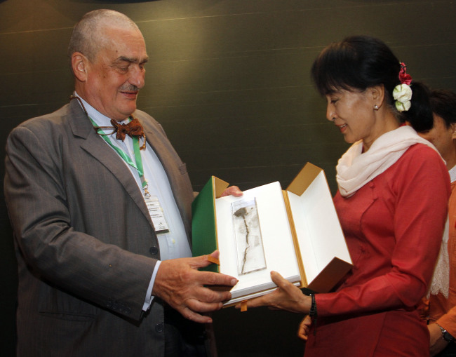 Myanmar opposition leader Aung San Suu Kyi (right) receives a gift from Czech Republic Foreign Minister Karel Schwarzenberg, during their meeting at Thingaha hotel in Naypyitaw, Myanmar, Tuesday. AP-Yonhap NewsMyanmar opposition leader Aung San Suu Kyi (right) receives a gift from Czech Republic Foreign Minister Karel Schwarzenberg, during their meeting at Thingaha hotel in Naypyitaw, Myanmar, Tuesday. (AP-Yonhap News)