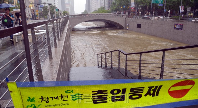 The entrance to the Cheonggyecheon stream in central Seoul is blocked Thursday morning after typhoon Khanun hit the nation. (Kim Myung-sub/The Korea Herald)