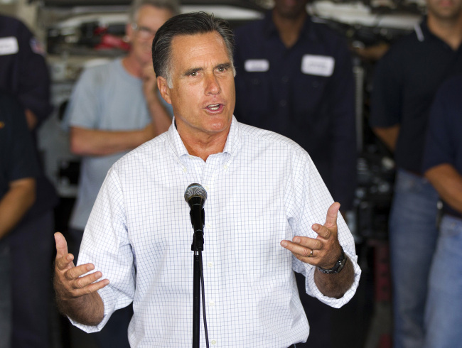 Republican presidential candidate, former Massachusetts Gov. Mitt Romney, talks about jobs during a campaign stop at Middlesex Truck and Coach in Roxbury, Massachusetts, Thursday.( AP-Yonhap News)