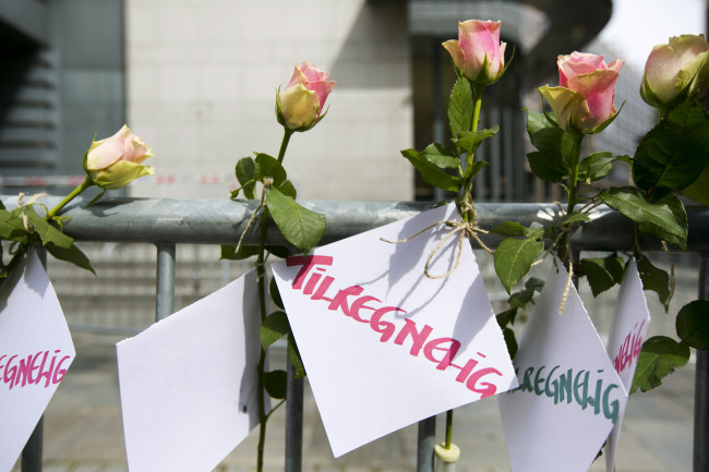 Roses with notes reading “sane” are attached to the Oslo Courthouse railings as the trial of Anders Behring Breivik ended on June 22 with the confessed mass killer demanding to be set free and vowing that history would exonerate him for a bomb-and-gun rampage that killed 77 people. (AP-Yonhap News)