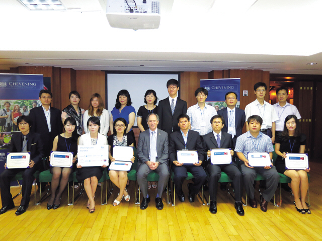 U.K. Ambassador Scott Wightman (center, front row) poses with Korean government officials, during the Chevening Scholarship ceremony in Seoul on Wednesday. (British Embassy)