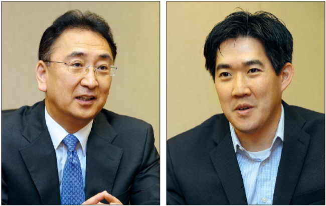 William Yongkyun Kim (left), head of Ropes & Gray’s Korea office, and David Chun, Partner of the firm, speak during an interview with The Korea Herald. (Chung Hee-cho/The Korea Herald)