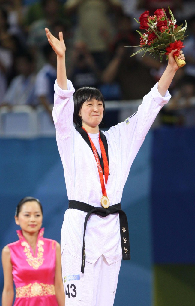 Korea’s Hwang Kyung-seon celebrates her gold medal at the 2008 Beijing Olympics. (Yonhap News)