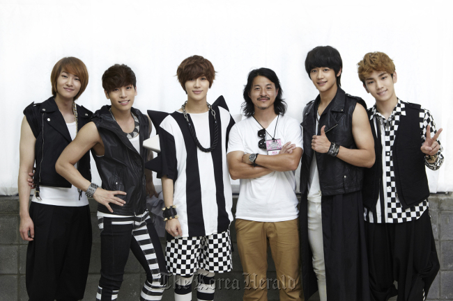 SHINee members pose for photo with figure artist Michael Lau (third from right). (S.M. Entertainment)