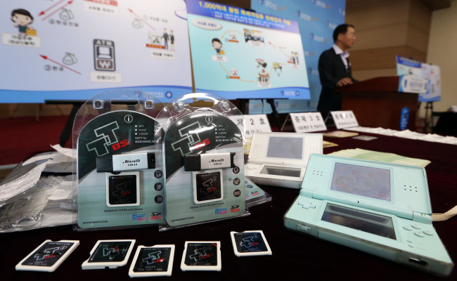 A KCS official announces its confiscation of illegally copied Nintendo games on Monday. (Yonhap News)