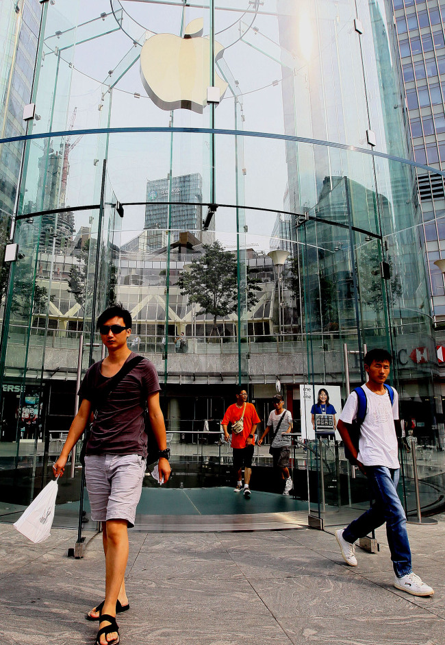 Citizens walk out of an Apple store in Shanghai. (Xinhua-Yonhap News)