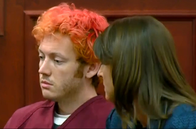 In this image taken from video provided by KUSA.com, James Holmes (left), the suspected gunman in Friday’s Colorado theater massacre, makes his first appearance in court with his attorney Tamara Brady in Centennial, Colorado on Monday. (AP-Yonhap News)