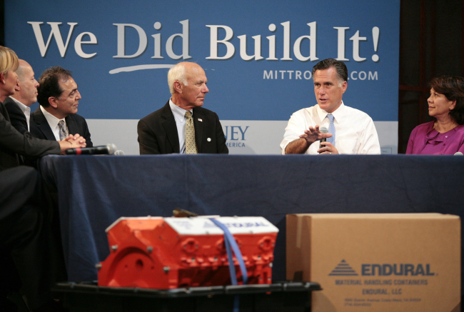 Republican presidential candidate, Mitt Romney (right) hosts a small-business roundtable during a campaign stop at Endural LLC in Costa Mesa, California on Monday. (AP-Yonhap News)