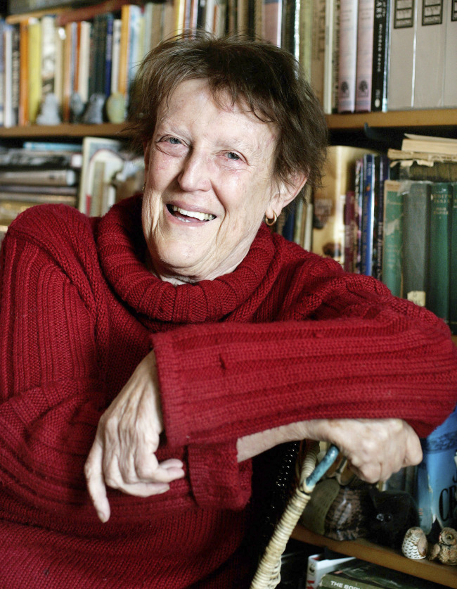 In this photo taken in 2006, Margaret Mahy poses at her home in Governors Bay in Christchurch, New Zealand. (AP-Yonhap News)