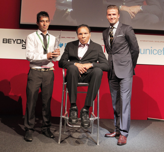 The handout photo provied by Beyond Sport shows soccer player David Beckham (right) and former boxer Muhammad Ali (center), together at the Beyond Sport Summit in London to present the inaugural Generation Ali Beyond Sport Award. (AP-Yonhap News)