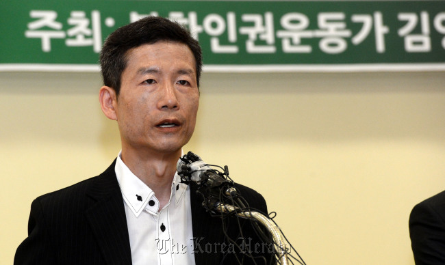 Kim Young-hwan, a North Korea human rights activist freed last week from detention in China, speaks at a news conference in downtown Seoul on Thursday. (Chung Hee-cho/The Korea Herald)