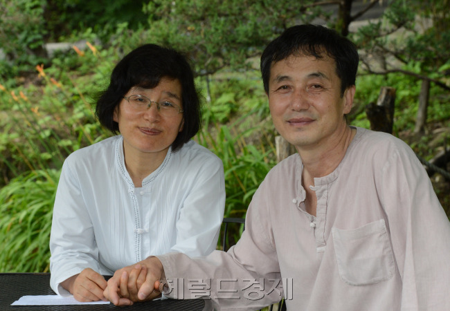 Gang Su-suk (left) and her husband Tag Jeong-sig. (Chung Hee-cho/The Korea Herald)