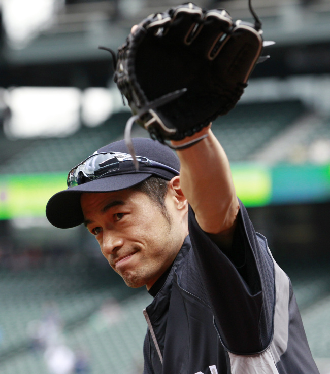 Mariners send veteran OF Ichiro Suzuki to Yankees