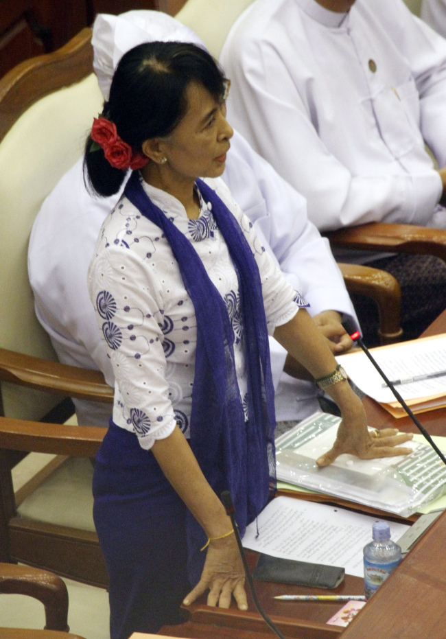 Myanmar’s Opposition leader Aung San Suu Kyi speaks as she asks a question during a regular session of the parliament at Myanmar Lower House in Naypyidaw on Wednesday. (AP-Yonhap News)