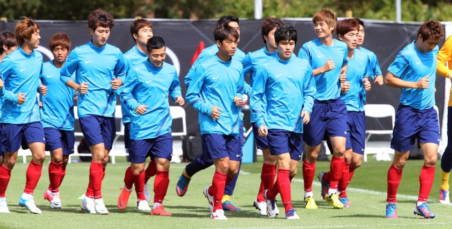 South Korea’s national soccer players run during a training session ahead of the London 2012 Olympic Games at Newcastle University in London. (Yonhap News)