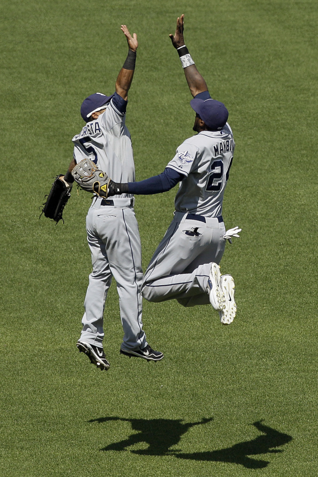 San Diego Padres outfielders Alexi Amarista (left) and Cameron Maybin celebrate after the final out on Wednesday. (AP-Yonhap News)