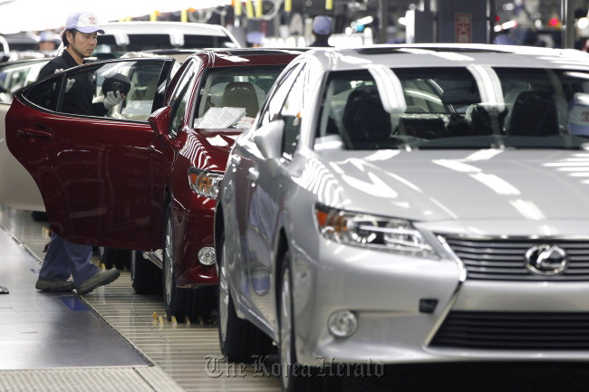 An employee makes a final inspection of a Toyota Motor Corp. Lexus ES sedan on the production line of Toyota Motor Kyushu Inc.’s Miyata plant in Miyawaka City, Japan. (Bloomberg)