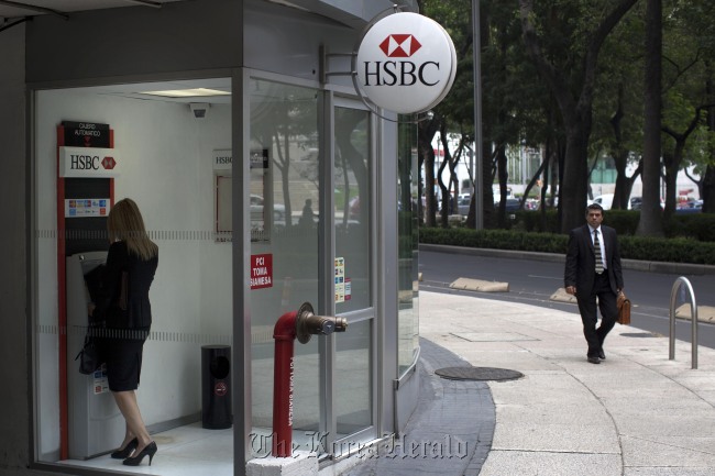 A woman uses a cash machine at the HSBC bank headquarters in Mexico City on Wednesday. ( AP-Yonhap News)