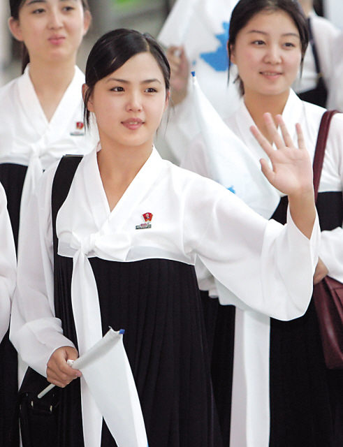 A woman presumed to be Ri waves to South Koreans while departing from Incheon International Airport on Sept. 5, 2005. She was a member of North Korea’s cheering squad at the Asian Athletics Championships held in Incheon. (Yonhap News)