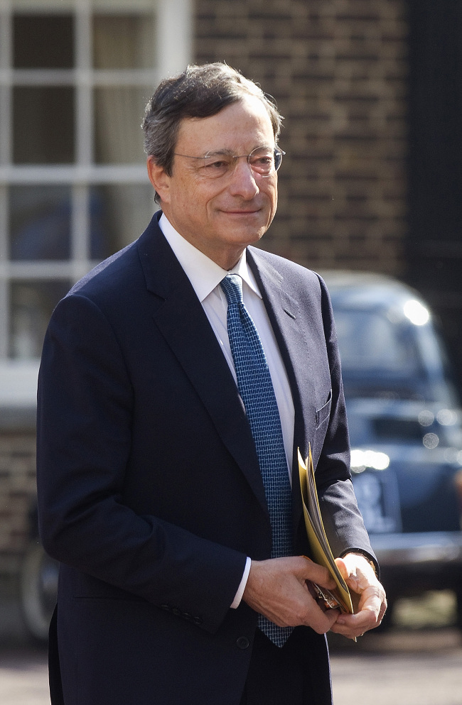 Mario Draghi, president of the European Central Bank (ECB), arrives to attend a global business summit at Lancaster House in London, U.K., on Thursday, July 26, 2012 (Bloomberg)