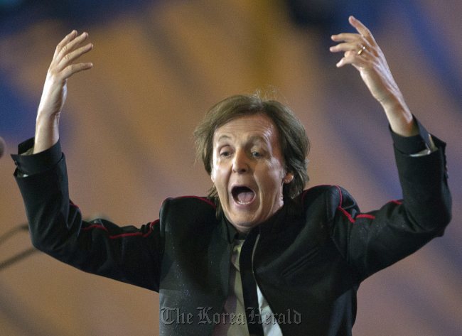 Paul McCartney performs Hey Jude at the end of the opening ceremonies for the 2012 Summer Olympics on Saturday in London.(AP-Yonhap News)