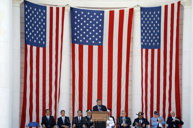 Defense Secretary Leon Panetta delivers the keynote remarks at the 59th Anniversary of the Korean War Armistice ceremony at the Arlington National Cemetery`s Memorial Amphitheater on Friday at Arlington National Cemetery in Virginia in the U.S. (AP-Yonhap News)