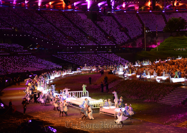 Participants dance during a tribute to the National Health Service during the opening ceremony at the London 2012 Summer Olympics on Saturday.(UPI-Yonhap News)