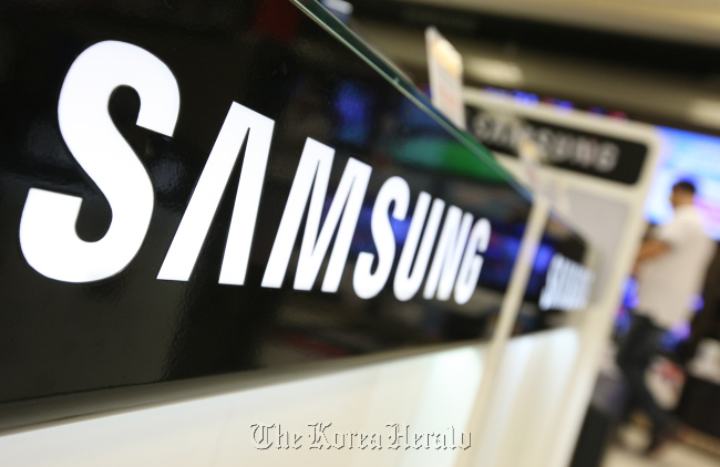 A Samsung Electronics Co. logo is displayed at an electronics store in Seoul on Thursday. (Bloomberg-Yonhap News)