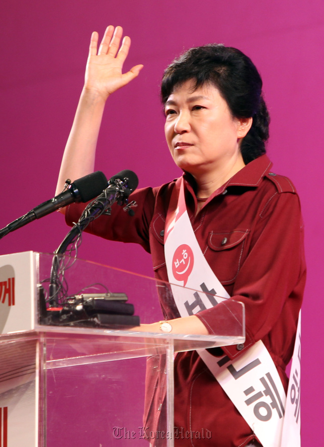 Park Geun-hye, the ruling Saenuri Party`s former chairwoman and leading presidential candidate, gives a speech at the conservative party`s first stop on its primary campaign trail in Busan on Friday. (Yonhap News)