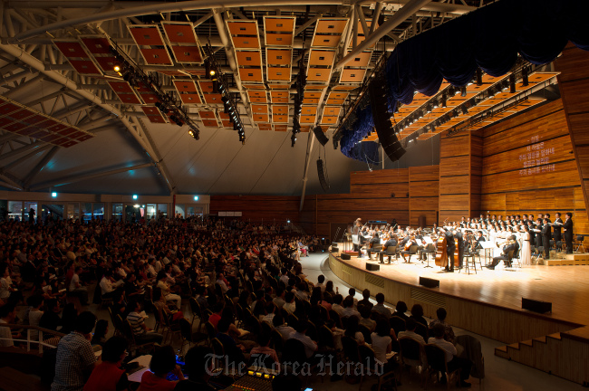 Artists perform Haydn’s “Creation” at the newly built Music Tent on Alpensia Resort in Pyeongchang, Gangwon Province, on Friday. (GMMFS)