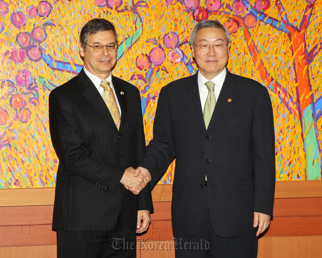 Israeli Deputy Foreign Minister Danny Ayalon (left) shakes hands with Korean Foreign Minister Kim Sung-hwan in Seoul on Thursday, before discussing bilateral issues including a free trade agreement. (Israel Embassy)