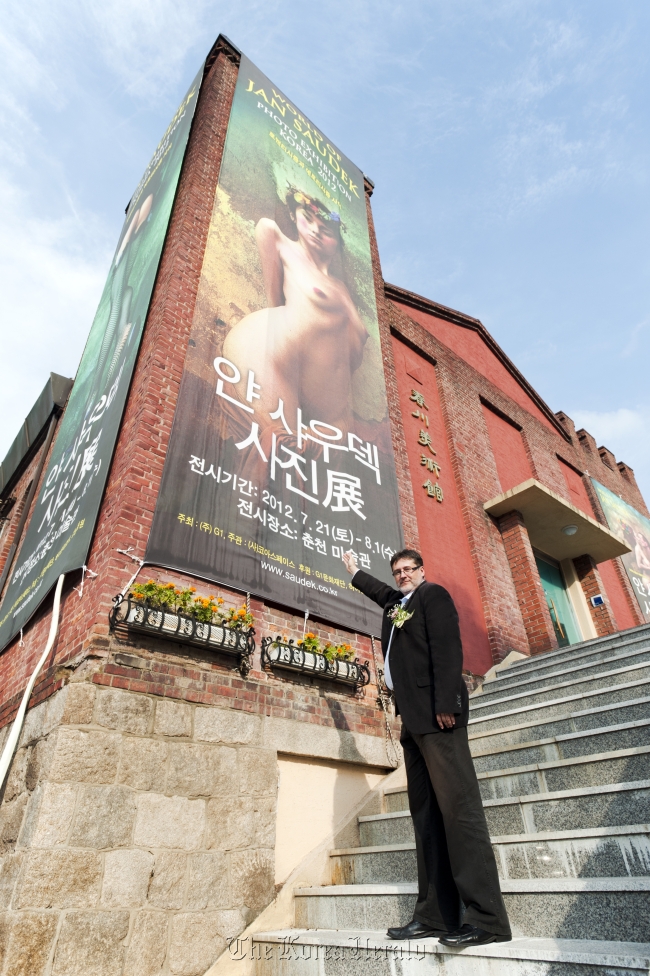 Czech Ambassador Jaroslav Olsa Jr. stands in front of the Chuncheon Art Gallery in Chuncheon, Gangwon Province where an exhibit by Jan Saudek will be on display until Aug. 1.(Czech Embassy)