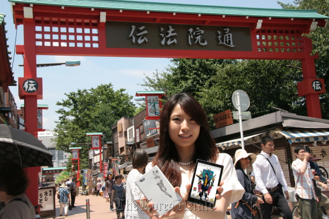 A model introduces LG Electronics’ Optimus Vu in Tokyo on Sunday. (LGE)