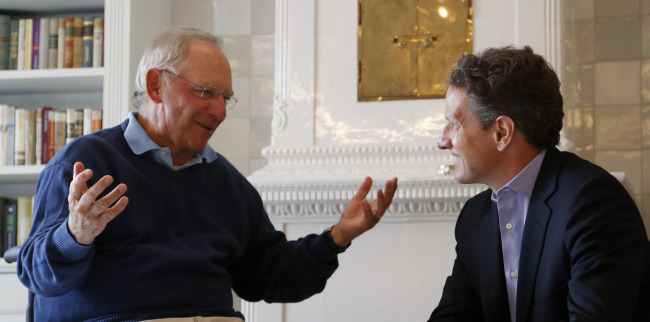 German Finance Minister Wolfgang Schaeuble (left) speaks with U.S. Treasury Secretary Timothy Geithner in the house where Schaeuble is vacationing, in Westerland on the German North Sea island of Sylt, Monday. (AP-Yonhap Nwes)