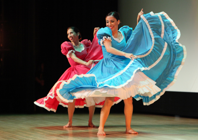 Performers dance to celebrate Peruvian National Day at 2012 Yeosu Expo hall on Tuesday. (Yonhap News)